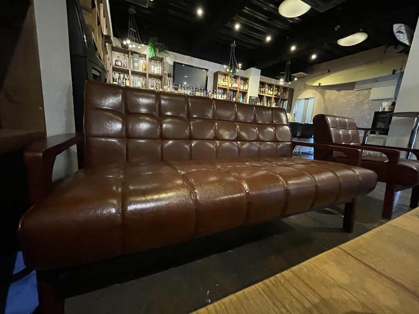 HOBART 店内のソファ席とボトル棚
