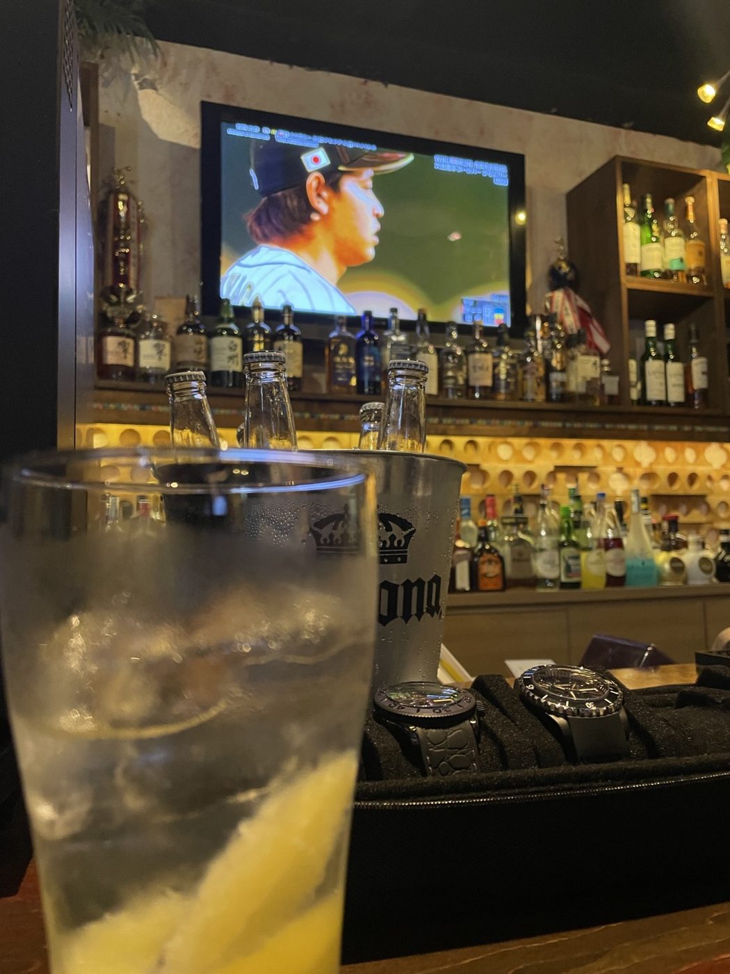 大画面でスポーツ観戦しながら一杯