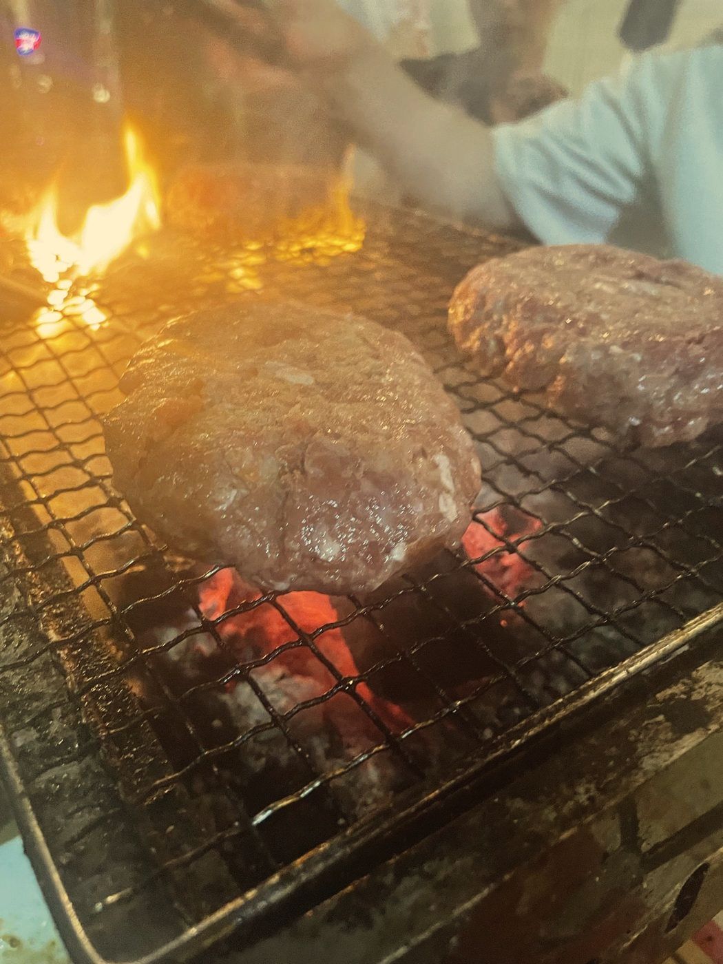 炭火で焼ける肉