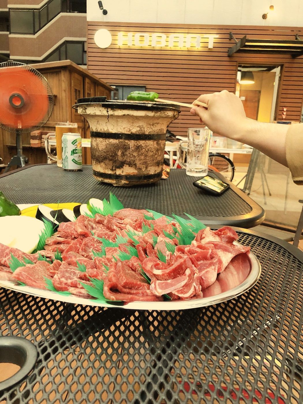 テーブルに並ぶBBQの肉