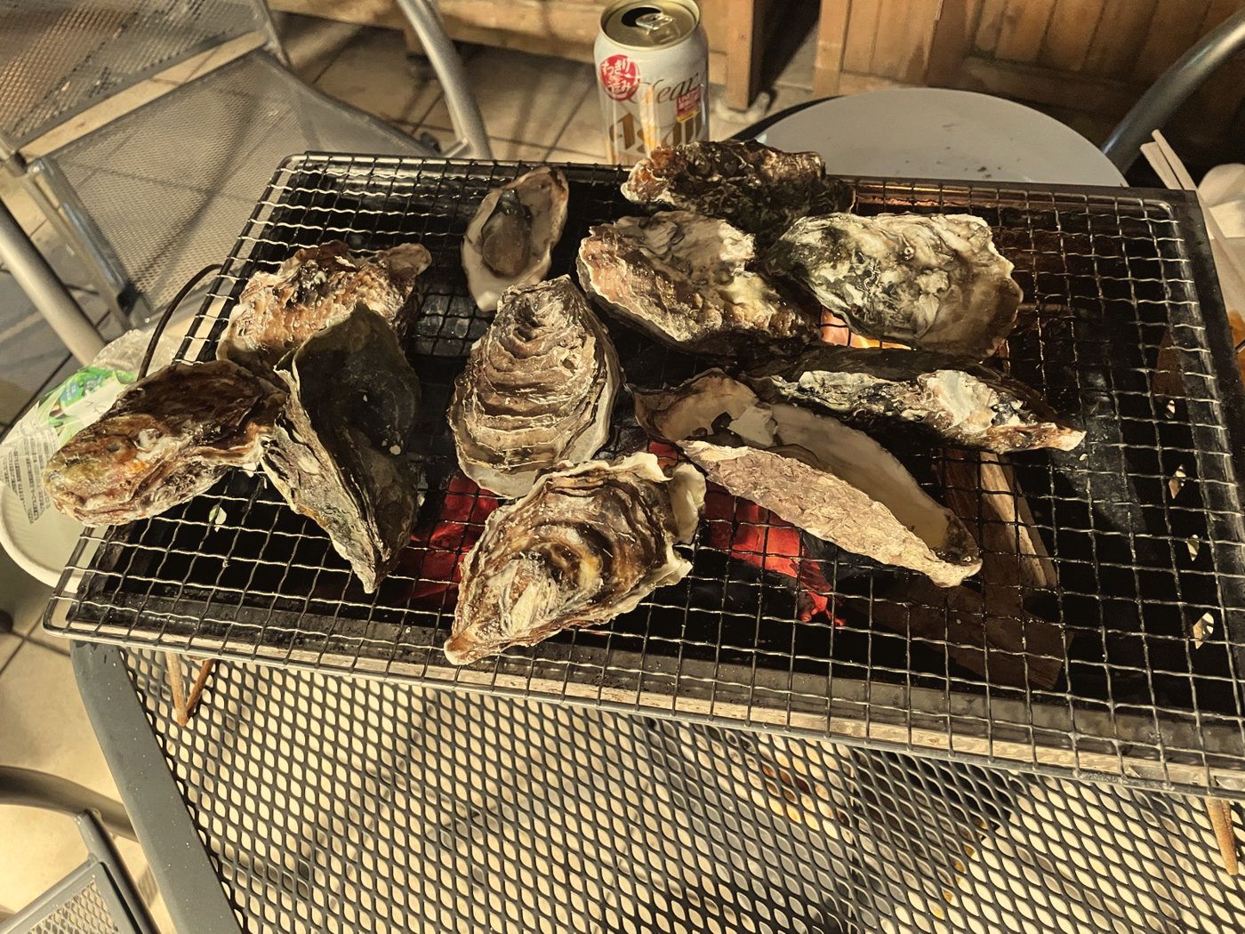 炭火で焼く牡蠣