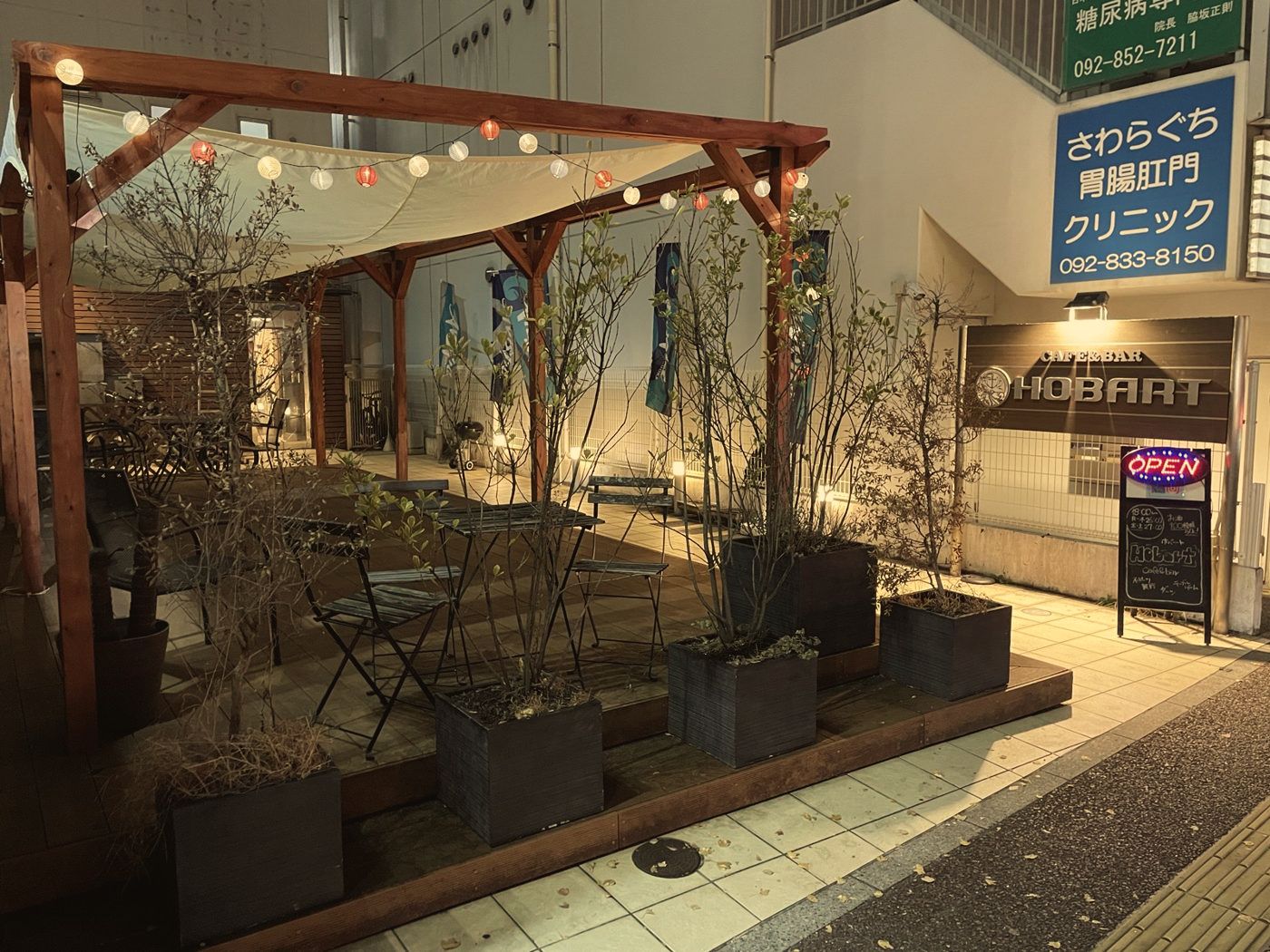 テラスとHOBARTの看板