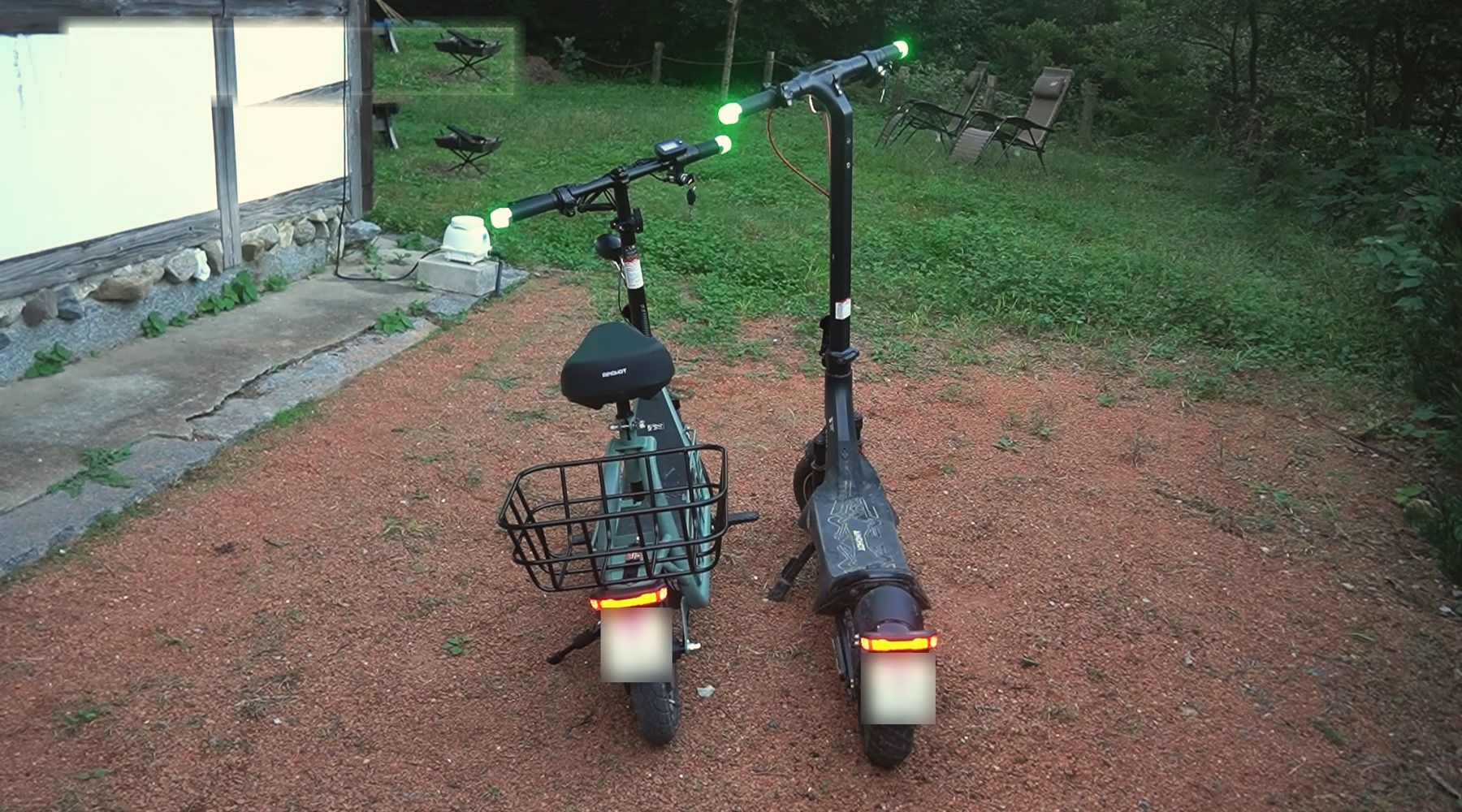 座るタイプとキックボードタイプ、2台の電動バイクが並ぶ