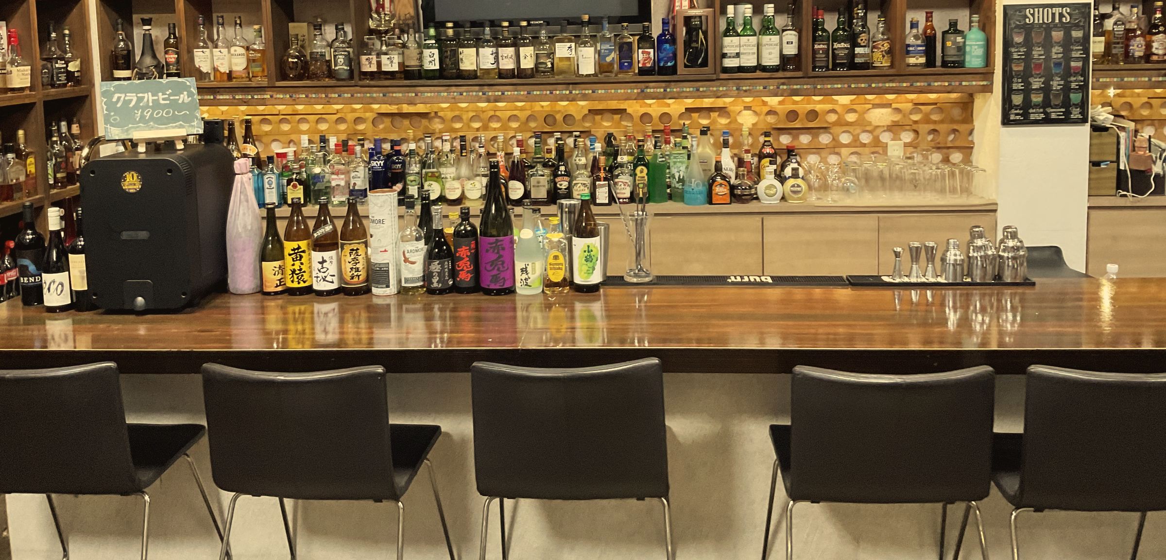 HOBART BAR のカウンターとボトル棚