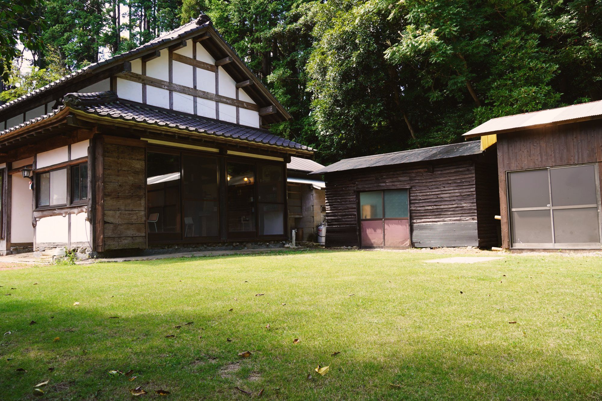 糸島の古民家 tsubakihouse の外観と芝生の庭